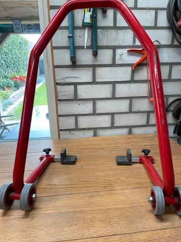 Motorfiets Achterwielstandaard beschikbaar voor biedingen