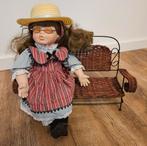 Poppenbankje met pop, Verzamelen, Poppen, Ophalen of Verzenden, Gebruikt, Pop