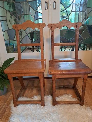 Set stevige antieke stoelen  beschikbaar voor biedingen