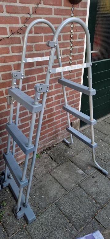 Zwembad toebehoren beschikbaar voor biedingen