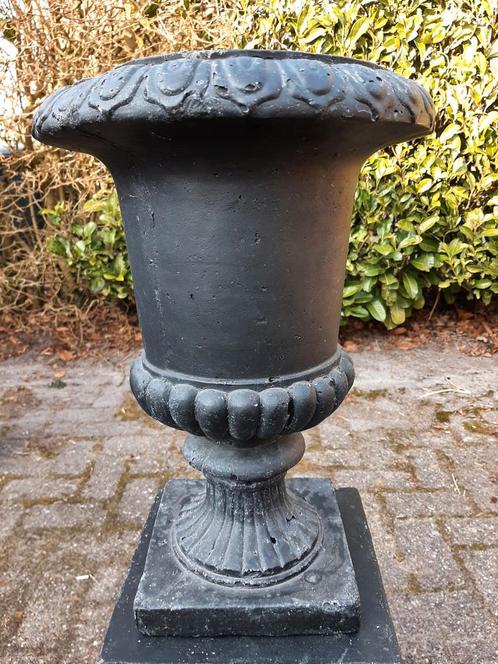 2 Mooie zwarte klassieke tuinvazen, Tuin en Terras, Tuinvazen, Zo goed als nieuw, Ophalen