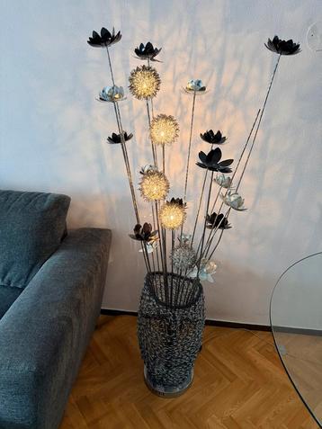 Decoratieve Staande Lamp met Bloemen gedimd beschikbaar voor biedingen