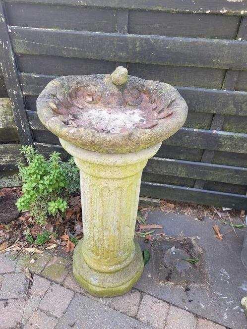 oude betonnen vogeldrink bak op zuil foto 1 t/m 4, Tuin en Terras, Vogelhuisjes en Vogelbaden, Gebruikt, Ophalen