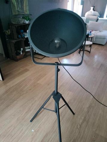 Staande vloerlamp beschikbaar voor biedingen