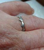 Zilverkleurig ringetje randje met hartjes, Gebruikt, 17 tot 18, Dame, Zilver