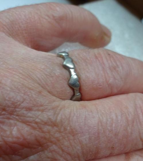 Zilverkleurig ringetje randje met hartjes, Sieraden, Tassen en Uiterlijk, Ringen, Gebruikt, Dame, 17 tot 18, Zilver, IJzer of Staal