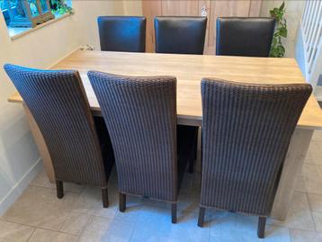 Massief licht eiken eettafel incl. 6 Lloyd Loom stoelen beschikbaar voor biedingen