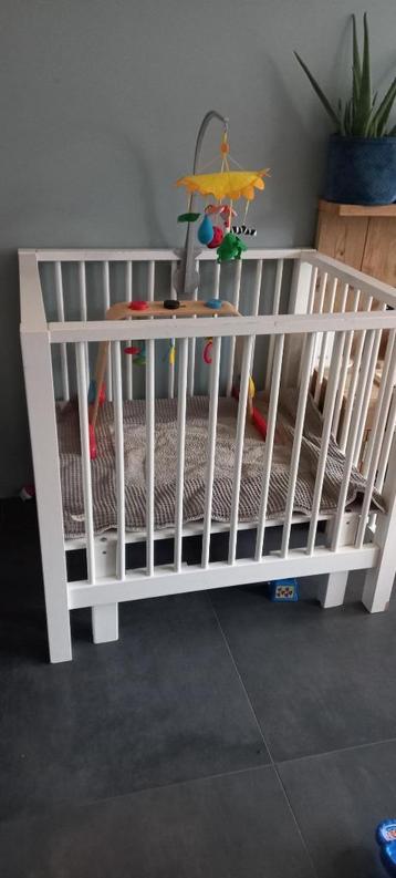 Witte houten box beschikbaar voor biedingen