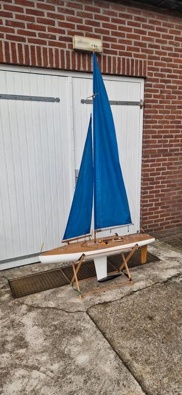Zeilboot radiografisch bestuurbaar beschikbaar voor biedingen