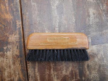 Klein oud borsteltje beschikbaar voor biedingen