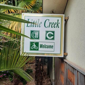 Motorcamping Little Creek reclame met verlichting.  beschikbaar voor biedingen
