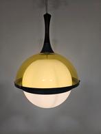Hanglamp kunststof en glazen bol geel wit space age Italië, Ophalen of Verzenden, Gebruikt, Glas, Minder dan 50 cm