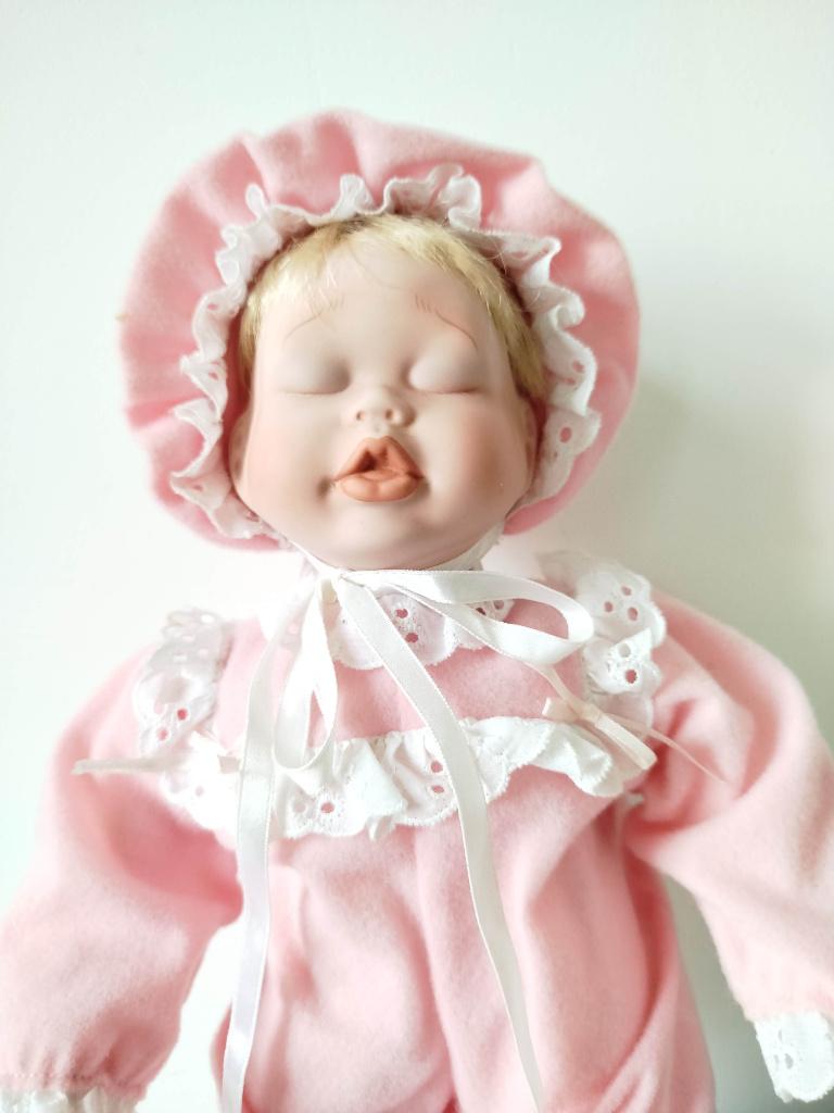 Babypop van Kathy Barry-Hippensteel 35 cm (+doos+certific), Verzamelen, Poppen, Ophalen of Verzenden, Zo goed als nieuw, Babypop