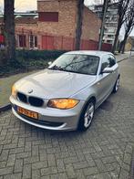 BMW 1-Serie (e87) 2.0 118I 3DR AUT 2008 Grijs, Auto's, BMW, Origineel Nederlands, Te koop, Zilver of Grijs, 5 stoelen