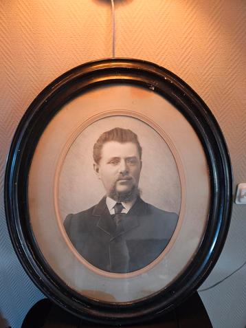 Oude foto portret met lijst beschikbaar voor biedingen