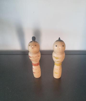 Mooi Kokeshi paar van Mamoru Izu (1925-2019) beschikbaar voor biedingen