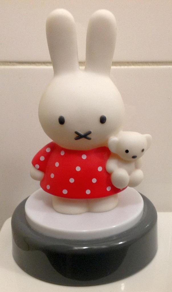 Nijntje en haar knuffelbeertje geven licht Miffy Dick Bruna, Verzamelen, Beelden en Beeldjes, Gebruikt, Dier, Verzenden
