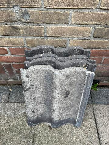 Oude dakpannen 4 stuks.  Gratis beschikbaar voor biedingen