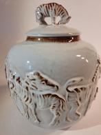 witte dekselpot Mobach met zebra decoratie in reliëf vaas, Antiek en Kunst, Antiek | Keramiek en Aardewerk, Ophalen of Verzenden