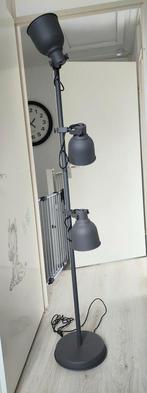 Ikea Hektar staande lamp met 3 spots, Huis en Inrichting, Lampen | Vloerlampen, Ophalen, Zo goed als nieuw, 150 tot 200 cm
