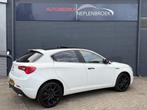 Alfa Romeo Giulietta 1.4 T Distinctive Pano | Xenon | Navi |, Stof, Zwart, 4 cilinders, Wit