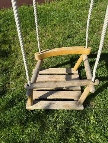 Houten babyschommel beschikbaar voor biedingen