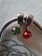 Tedora hangertjes met "kerstballetjes" rood en groen., Sieraden, Tassen en Uiterlijk, Bedels, Verzenden, Zo goed als nieuw, Tedora