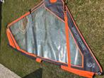 Surfzeil 3.0 merk Tiki complete tuigage., Watersport en Boten, Windsurfen, Ophalen, Gebruikt, Zeil, Minder dan 5 m²