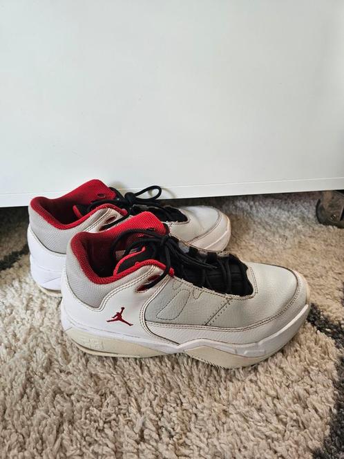 Nike Jordan sneakers wit/rood maat 38.5 goede staat, Sport en Fitness, Basketbal, Zo goed als nieuw, Schoenen, Ophalen of Verzenden