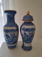 2 blauw met witte vaasjes. 1 met deksel en 1 is een vaasje., Ophalen of Verzenden