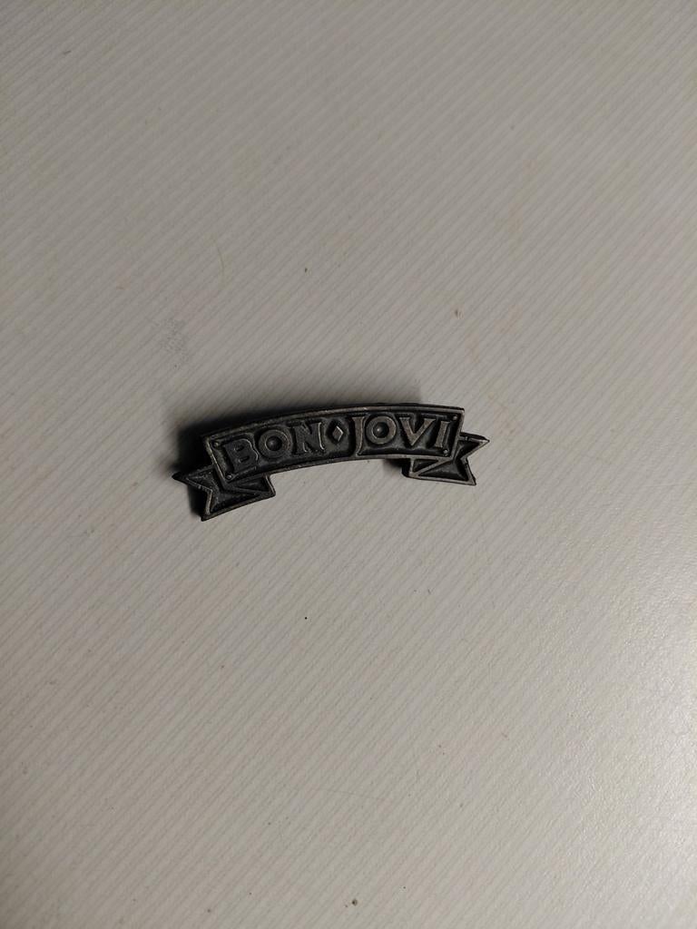 Bon Jovi Metalen Embleem / Pin, Verzamelen, Speldjes, Pins en Buttons, Ophalen of Verzenden, Overige onderwerpen