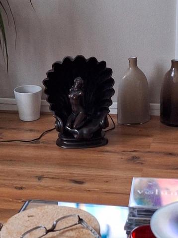 Lamp van schelp met naakte vrouw  beschikbaar voor biedingen