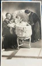 Oude Ansichtkaart de 2 Oma’s bij wiegje van de 2 Prinsesjes, Verzamelen, Ophalen of Verzenden, 1920 tot 1940, Ongelopen, Zuid-Holland