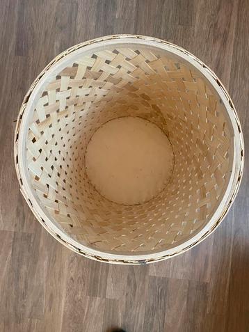 Rieten wasmand met deksel beschikbaar voor biedingen