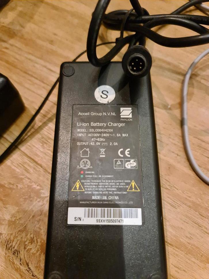 Oplader elektrische fiets 5 pin 42v, Fietsen en Brommers, Fietsaccessoires | Fietsaccu's, Gebruikt, Ophalen of Verzenden
