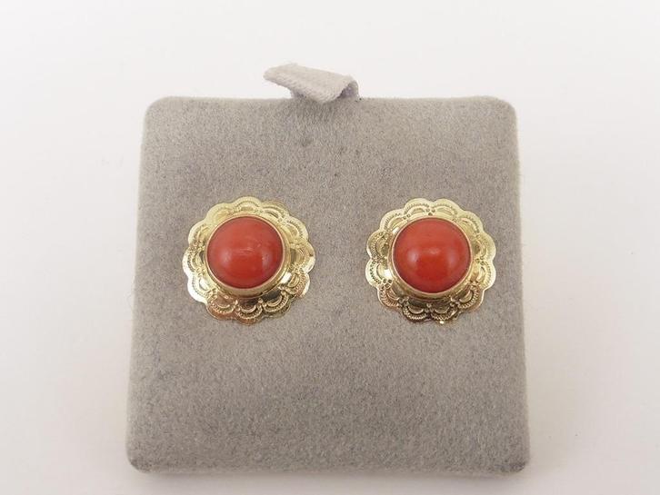 Gouden oorknopjes met bloedkoraal                        G94, Sieraden, Tassen en Uiterlijk, Oorbellen, Gebruikt, Knopjes of Stekers