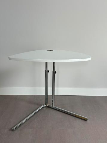 Mooie praktische bijzettafel beschikbaar voor biedingen