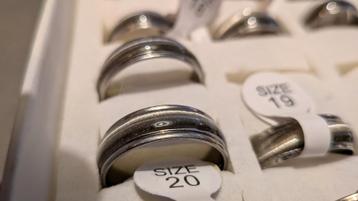RVS ringen in display doosje. beschikbaar voor biedingen