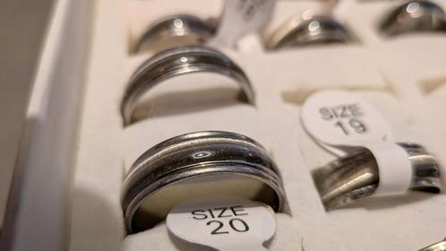 RVS ringen in display doosje., Sieraden, Tassen en Uiterlijk, Ringen, Nieuw, Dame of Heer, 19 tot 20, Zilver, IJzer of Staal, Ophalen of Verzenden