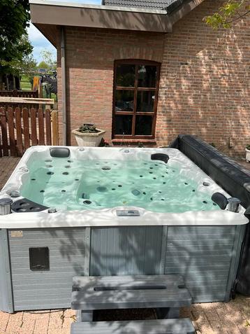 Jacuzzi 5 persoons balboa . Werkend te zien beschikbaar voor biedingen