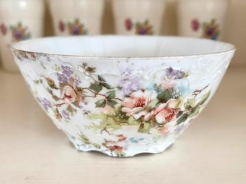 Antiek schaaltje zalmroze roosjes beschikbaar voor biedingen