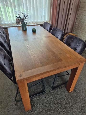 Mooie houten eettafel beschikbaar voor biedingen