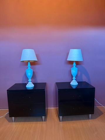 Gratis zwart geverfde nachtkastjes beschikbaar voor biedingen