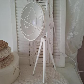 Brocante industriële lamp beschikbaar voor biedingen