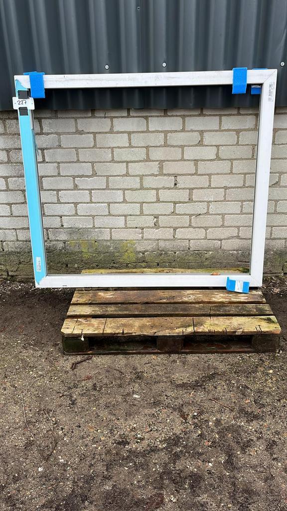 (227) Nieuw kunststof vast raamkozijn, Doe-het-zelf en Verbouw, Kozijnen en Schuifpuien, Nieuw, Raamkozijn, Kunststof, 75 tot 150 cm