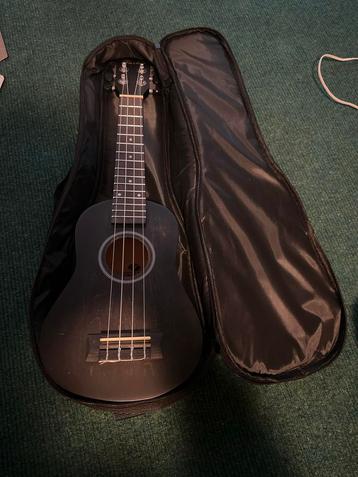 Zwarte Ukelele met Tas beschikbaar voor biedingen