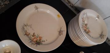 te koop enig ontbijtservies, 12 kop/schotels, suiker,melkkan beschikbaar voor biedingen