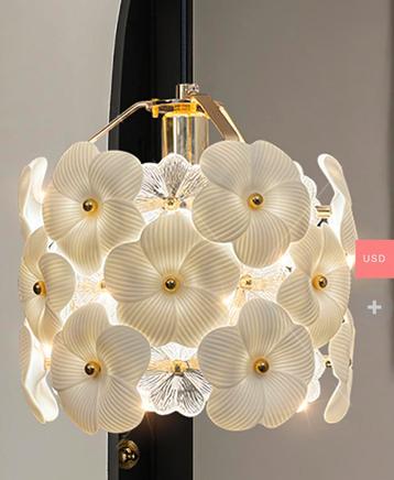 Nieuwe kroonluchter met witte en transparante bloemen beschikbaar voor biedingen