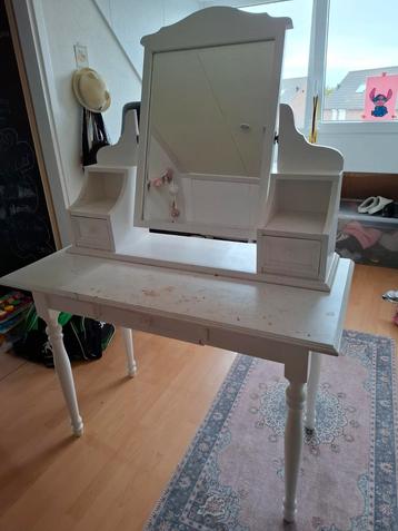 Super mooie kaptafel met grote kantelbare spiegel. Opknapper