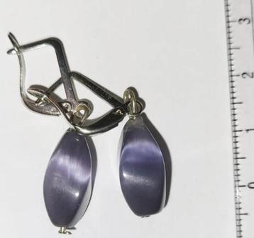 Kattenoog Armbanden en oorbellen van een verzameling stenen beschikbaar voor biedingen